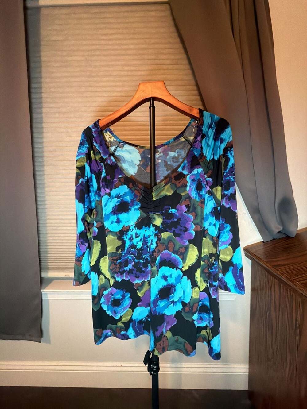 Lane Bryant Floral Top Size 18/20 Blue Purple V-Neck